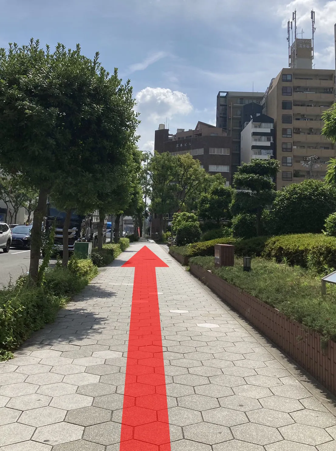 大通りまでこのまま真直ぐ進む