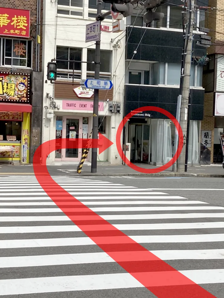 信号を渡って右がドックサロントックのお店です